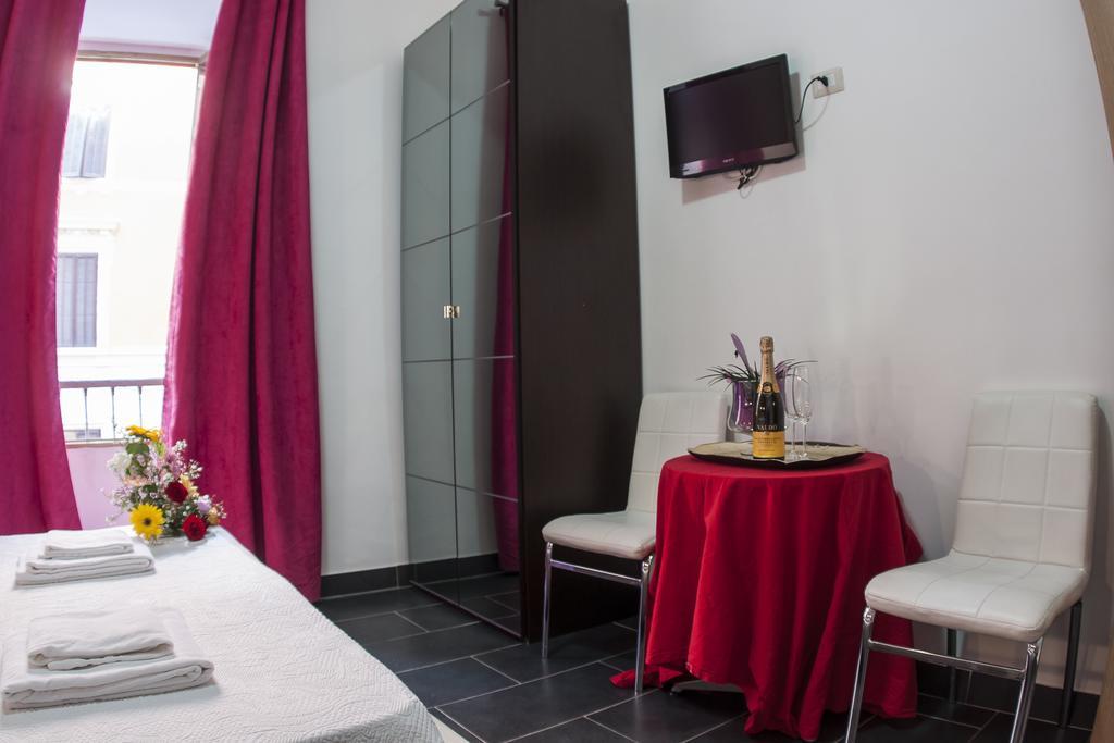 Gio' Suites Rom Værelse billede